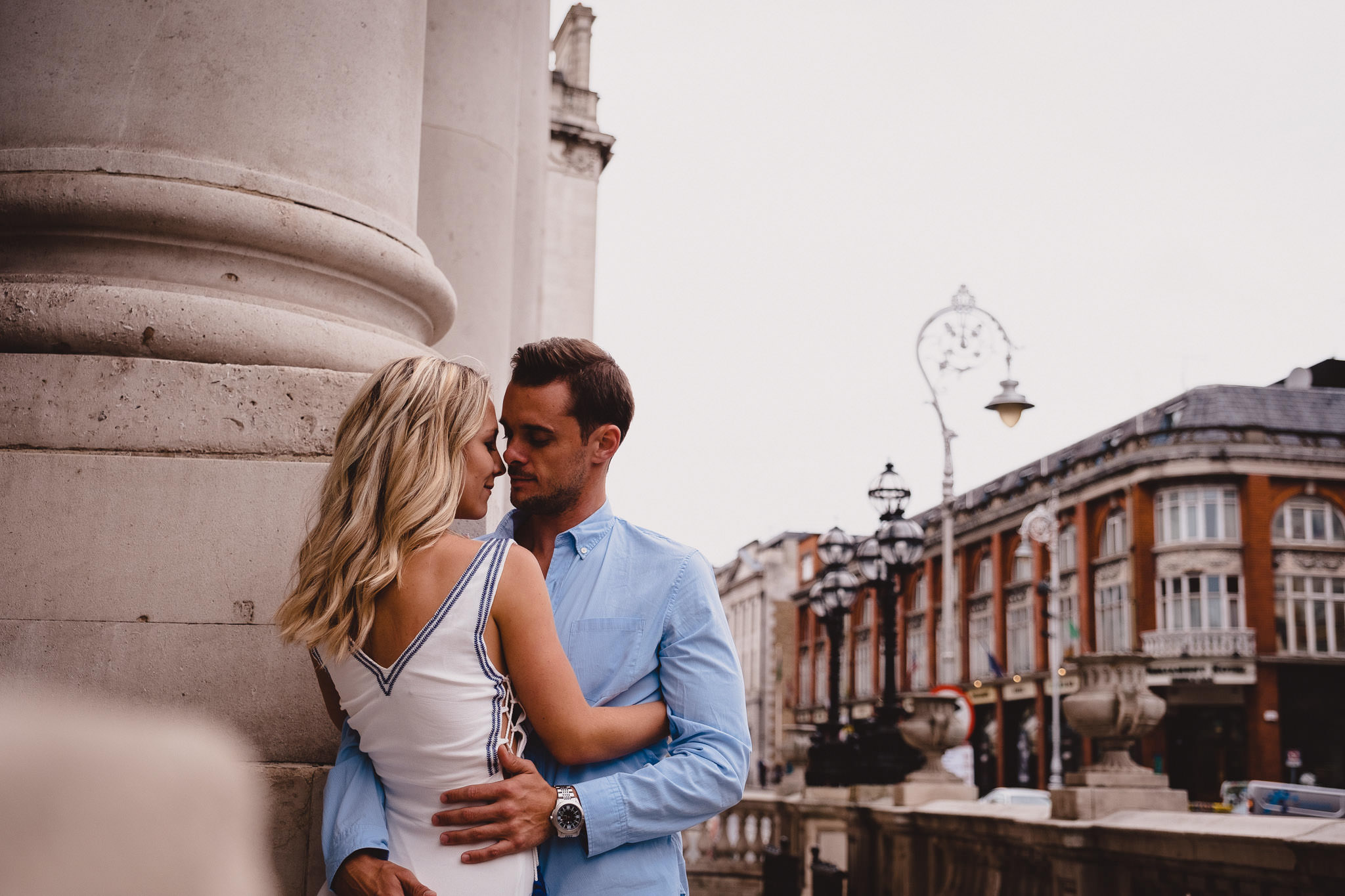 engaged couple kissing at City Hall in Dublin